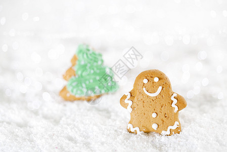 姜饼人和圣诞树在圣诞节的雪上节日图片