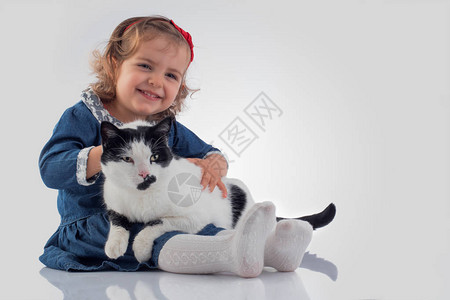 小女婴的肖像带着她的毛绒猫图片
