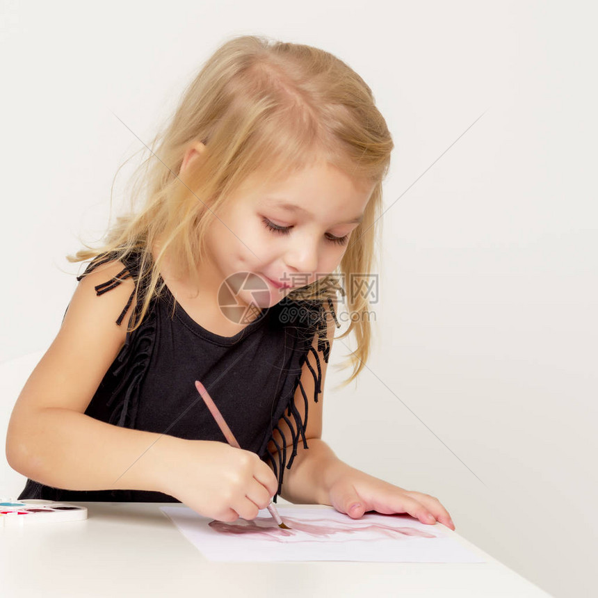 小女孩在一张纸上画概念幼儿园蒙图片