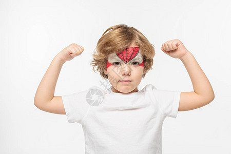 可爱的男孩用超级英雄面具涂在脸上展示白纸图片