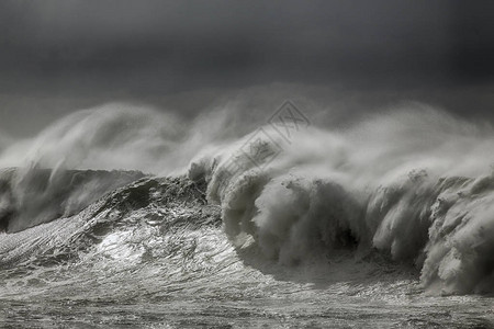 巨大的海浪葡萄牙北部海岸图片