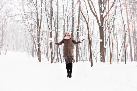 在冬季公园玩雪的女孩图片
