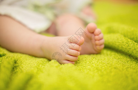 孩子的脚在绿纸上图片
