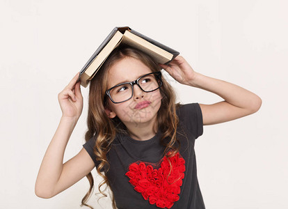 身戴眼镜和书本的女孩头部图片
