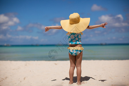 在沙滩上戴着太阳帽图片