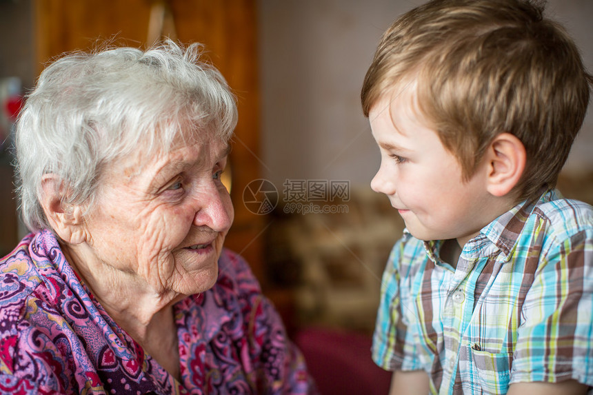 奶奶和小孙子图片