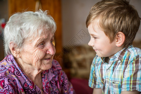 奶奶和小孙子背景图片