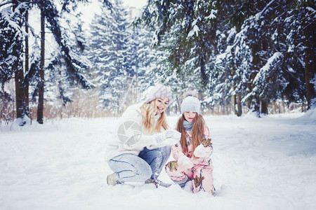 母亲和女儿都享受着美丽的冬图片