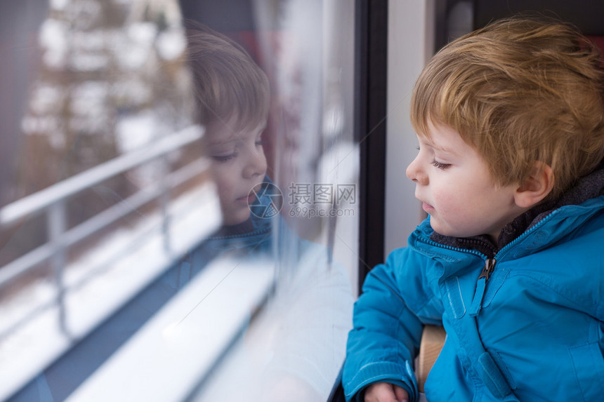 可爱的小孩在车窗外看着车窗当车图片