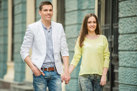 年轻漂亮的情侣在街上散步图片