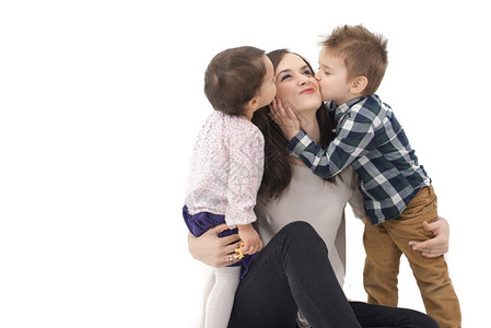 小女孩和男孩亲吻他们的母亲图片