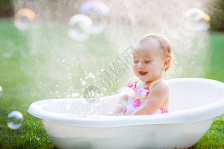 小女孩用肥皂泡洗澡图片
