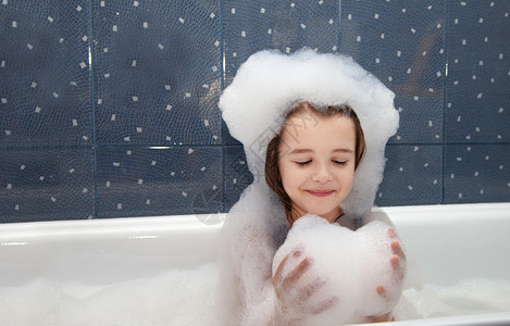小女孩在洗澡时玩肥皂水特写背景图片