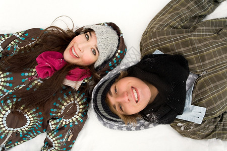 穿着冬装的年轻夫妇图片