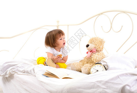 小女孩和泰迪熊图片