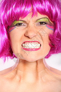 戴着紫色假发使用彩色化妆品的女性图片