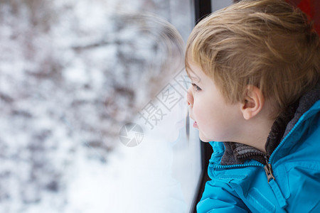 可爱的小男孩从火车窗外望着车窗当车图片