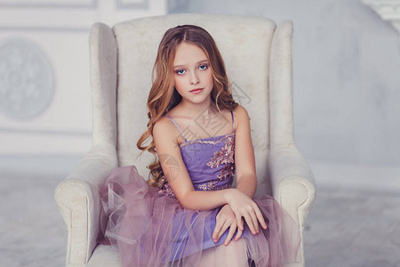 美丽的caucasian小女孩肖像穿着衣服图片