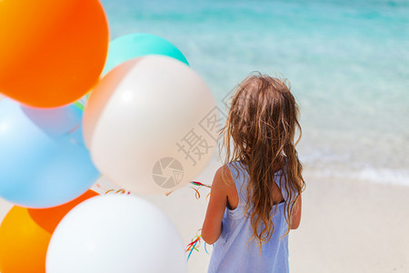 夏假时在沙滩上带着多彩气球图片