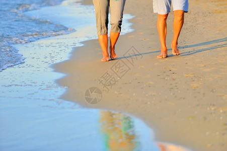 一对浪漫情侣在沙滩上一图片
