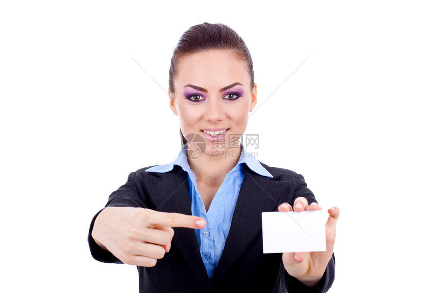 一个微笑的年轻女人的肖像指着她手上的空白卡和白图片