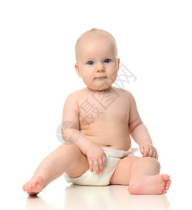 婴儿女婴赤身坐在尿布上图片