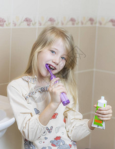 用电动牙刷刷牙的女孩图片
