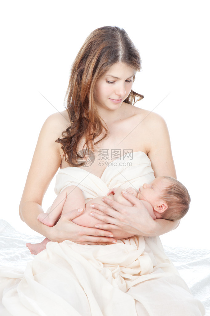 快乐的年轻母亲和睡着图片