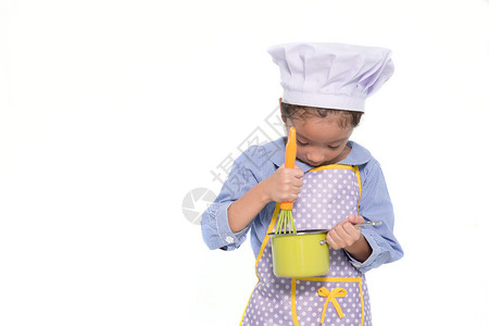 小女孩假扮厨师做饭图片