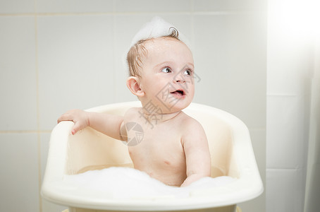 洗澡的小男孩图片