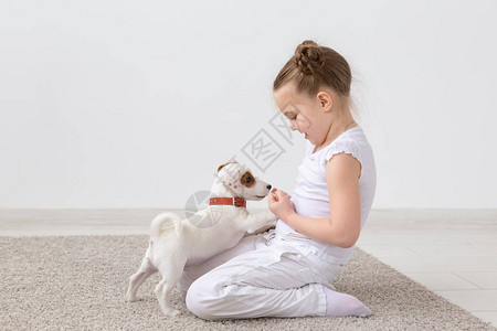 小女孩和宠物狗玩耍图片