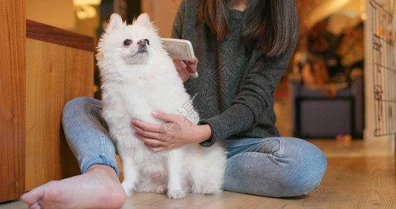 女人在家里刷图片