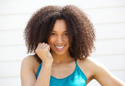 一个快乐的年轻黑人女子背景图片