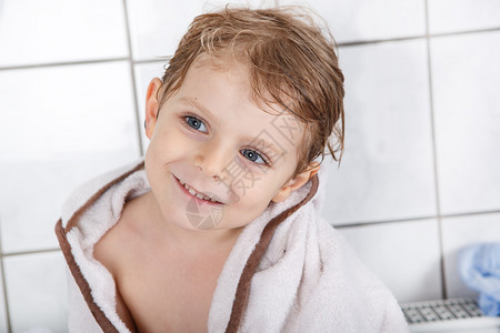 带着浴巾洗完澡后两到三年的可爱小孩图片