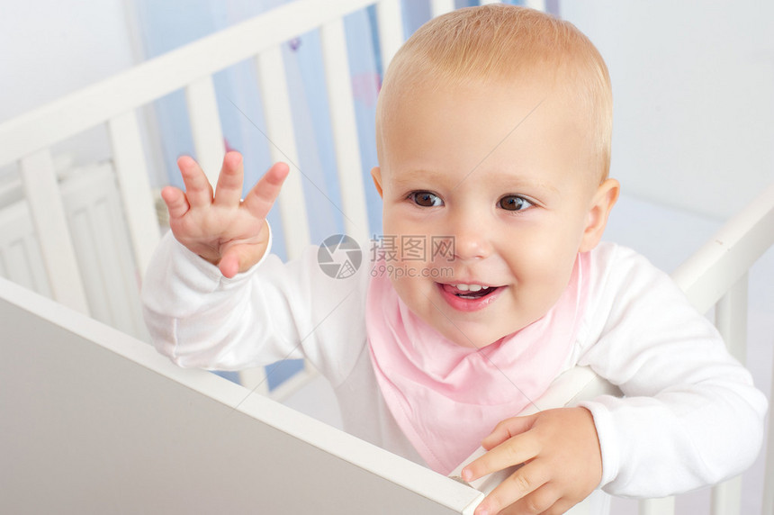 欢快的婴儿挥手打招图片