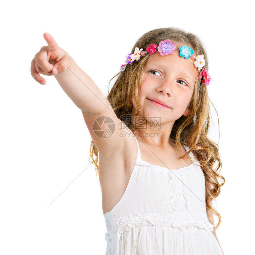 可爱金发女孩用手指着的肖像图片