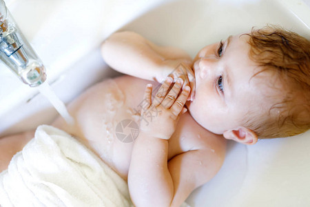 可爱的宝在洗手池洗澡图片