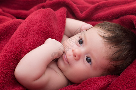 洗完澡后裹着毛巾的漂亮宝贝图片