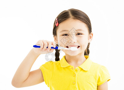 快乐刷牙的小女孩图片