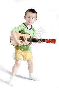 在白色背景下弹吉他的孩子图片