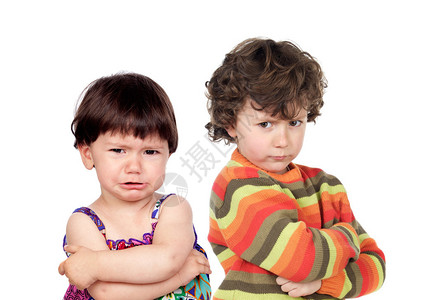 两个愤怒的小孩站在双手与双手站立在白色图片