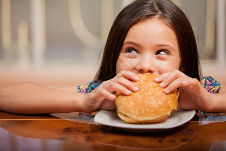 漂亮的小女孩在吃汉堡图片