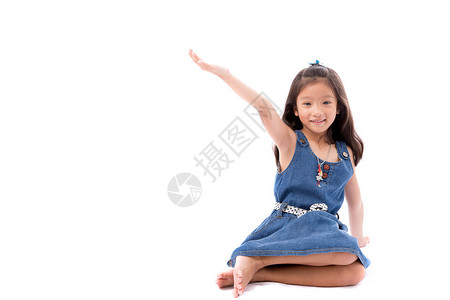 小亚洲可爱的小女孩摆起手伸直的手在白图片