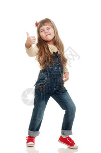 穿着牛仔裤的可爱小女孩假扮在工作室微笑地着在白色背景图片