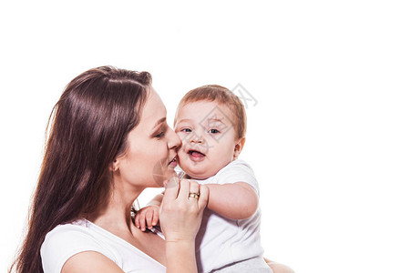 幸福的母亲和孩子在白色背景上拥抱脸颊到脸颊的肖像妈闭着眼睛图片