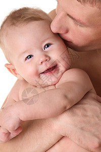 父亲吻微笑的婴儿图片