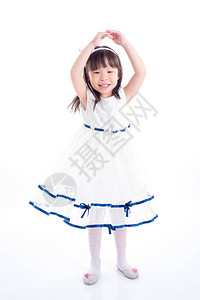 穿着白衣服的亚洲小女孩在白图片