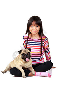 小亚洲小女孩带着她的小狗孤立图片