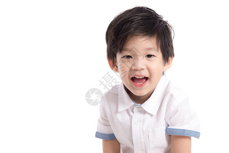 紧贴快乐的小亚洲男孩在白色背景的图片