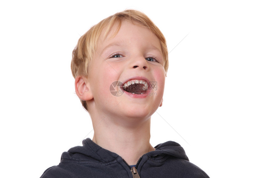 一个笑着的小男孩在白色背景上的肖像图片